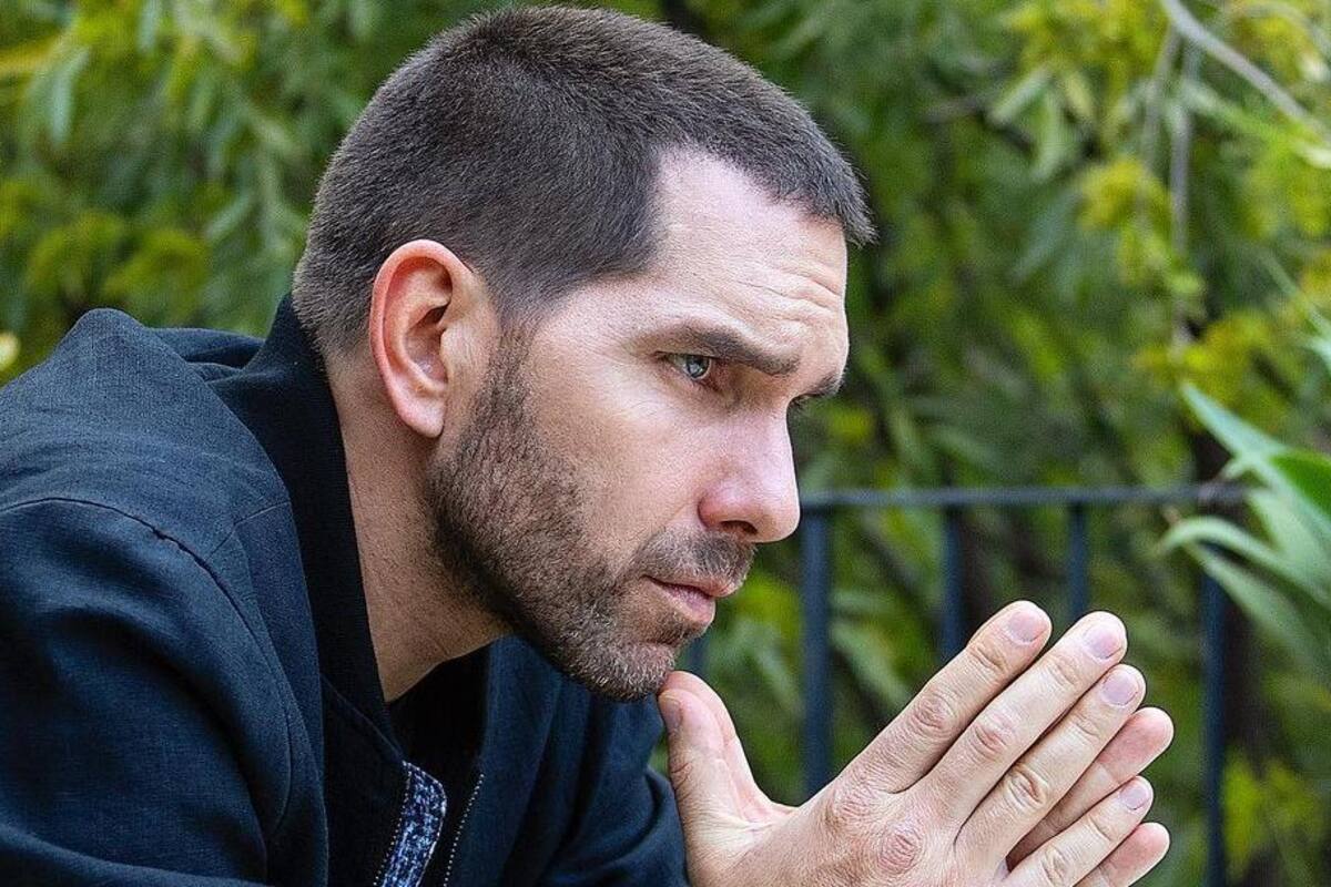 Arap Bethke pone el ejemplo y evita los plásticos desechables