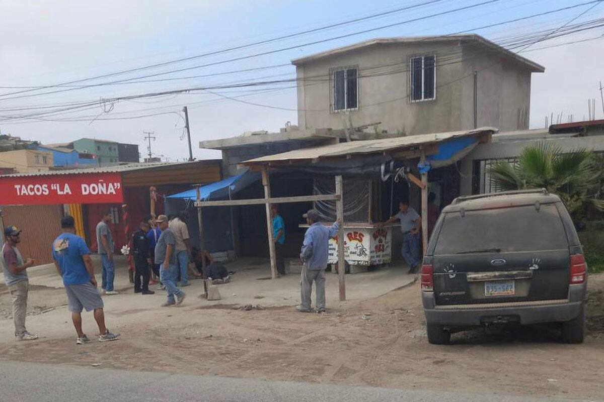 Atacan a tiros a hombre en Rosarito, pide ayuda en taquería, pero muere después