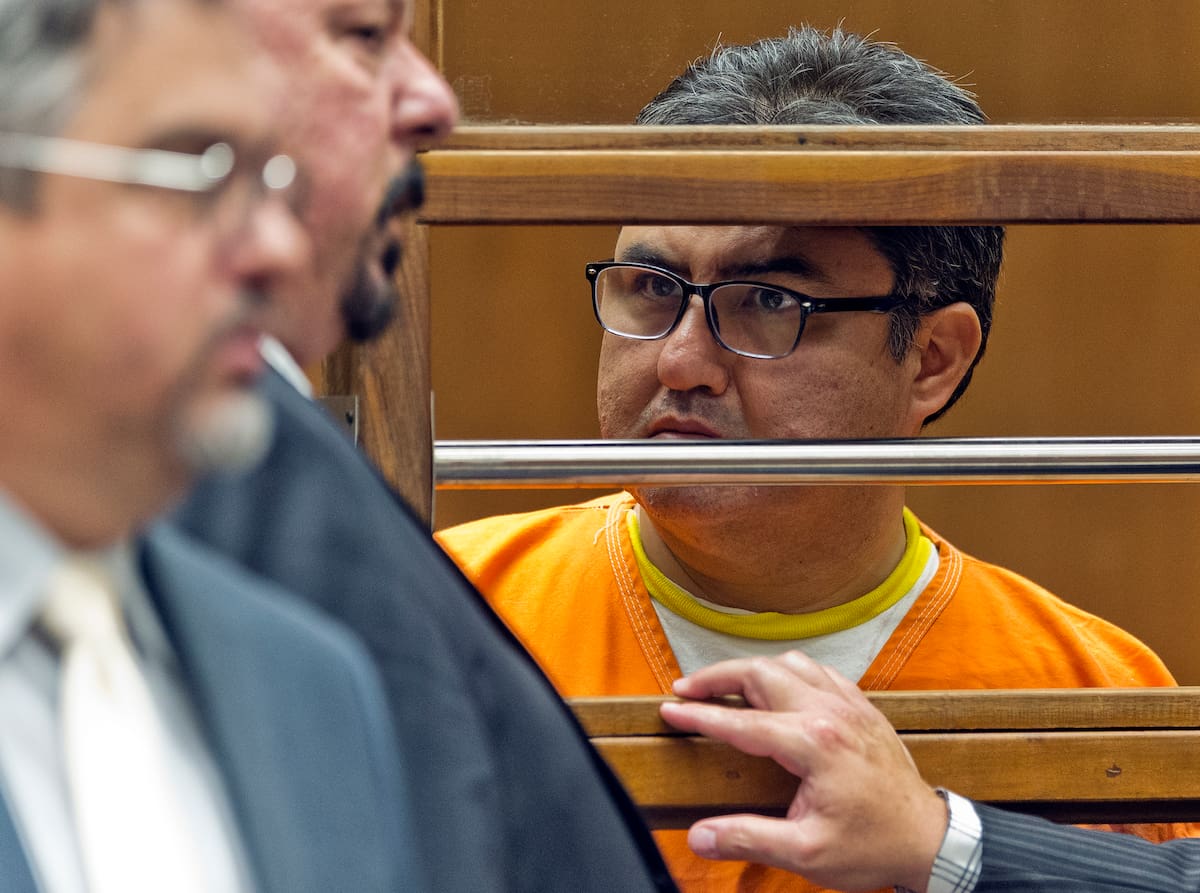 Naasón Joaquín García, líder de la Iglesia La Luz del Mundo, escucha a un intérprete durante una audiencia en la Corte Superior del Condado Los Ángeles, el viernes 21 de junio de 2019. (AP Foto/Damián Dovarganes)