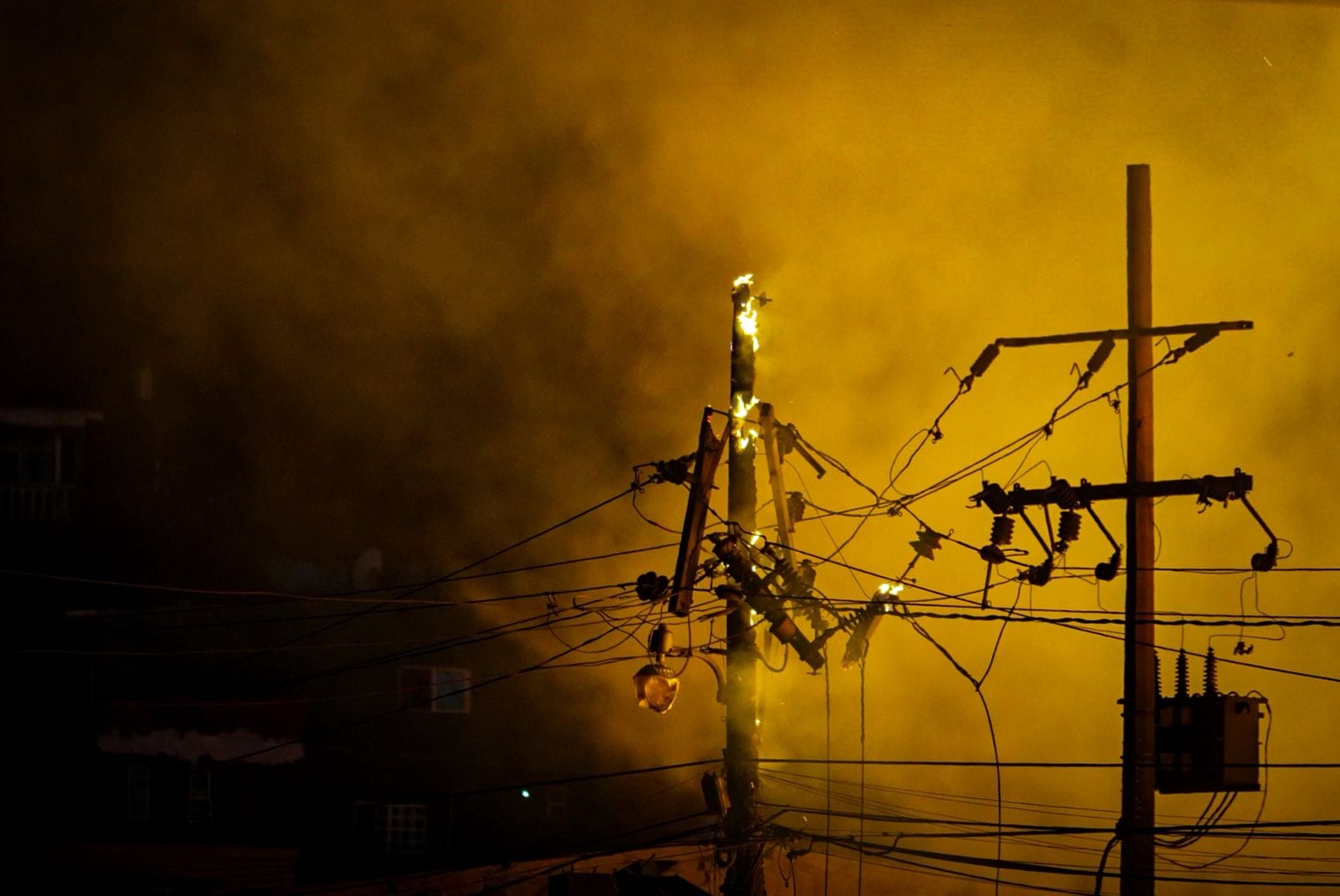 Una fábrica de tarimas ubicada en la colonia Ejido Ojo de Agua fue consumida por un incendio registrado durante la tarde. Foto: Leonardo González