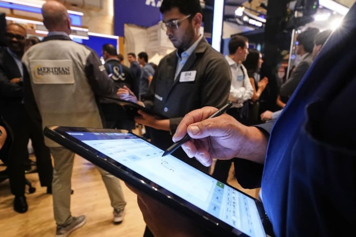 Operadores trabajan en el piso de la Bolsa de Valores de Nueva York, lunes 23 de junio de 2025. | Crédito: AP/Richard Drew