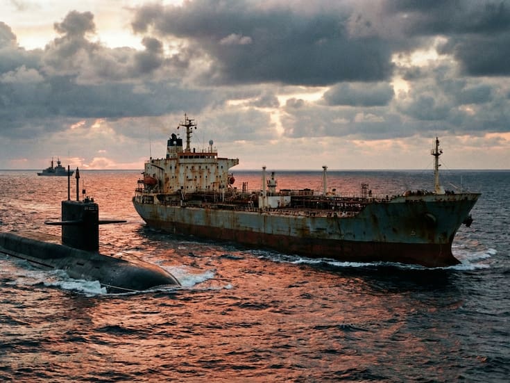 Rusia envía un submarino para escoltar un petrolero perseguido por Estados Unidos: el movimiento que eleva la tensión naval por las sanciones al petróleo vinculado a Venezuela