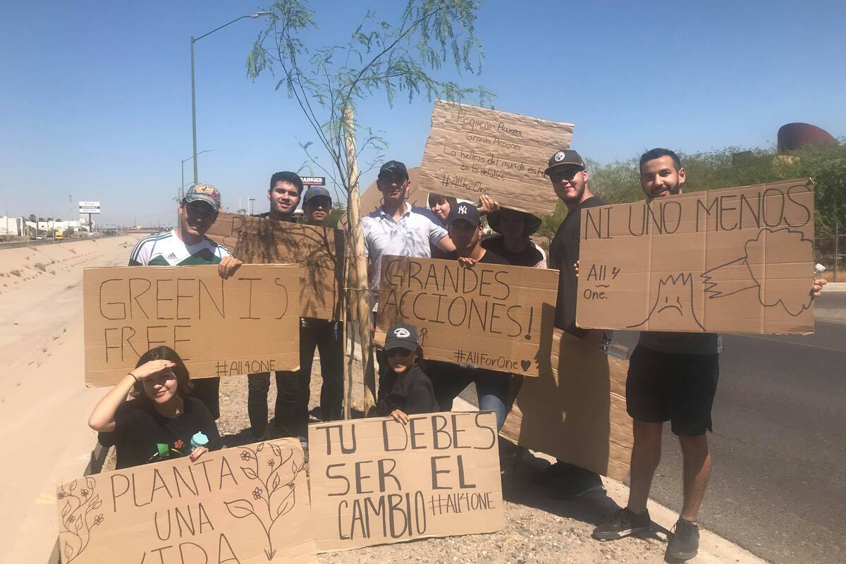 Jóvenes plantan más de 100 árboles por paseo del Río
