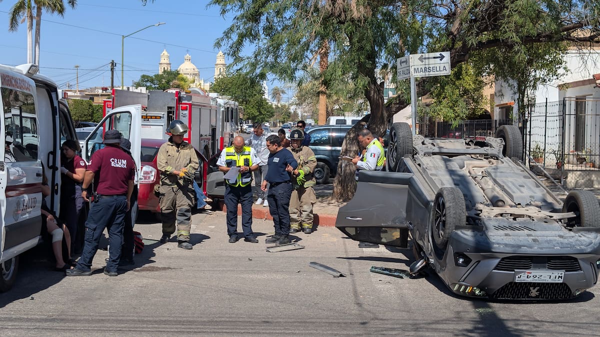 Uno de los accidentes ocurrió en Doctor Paliza y Marsella, donde participaron un vehículo Peugeot y un Nissan Sentra. FOTO: JULIÁN ORTEGA