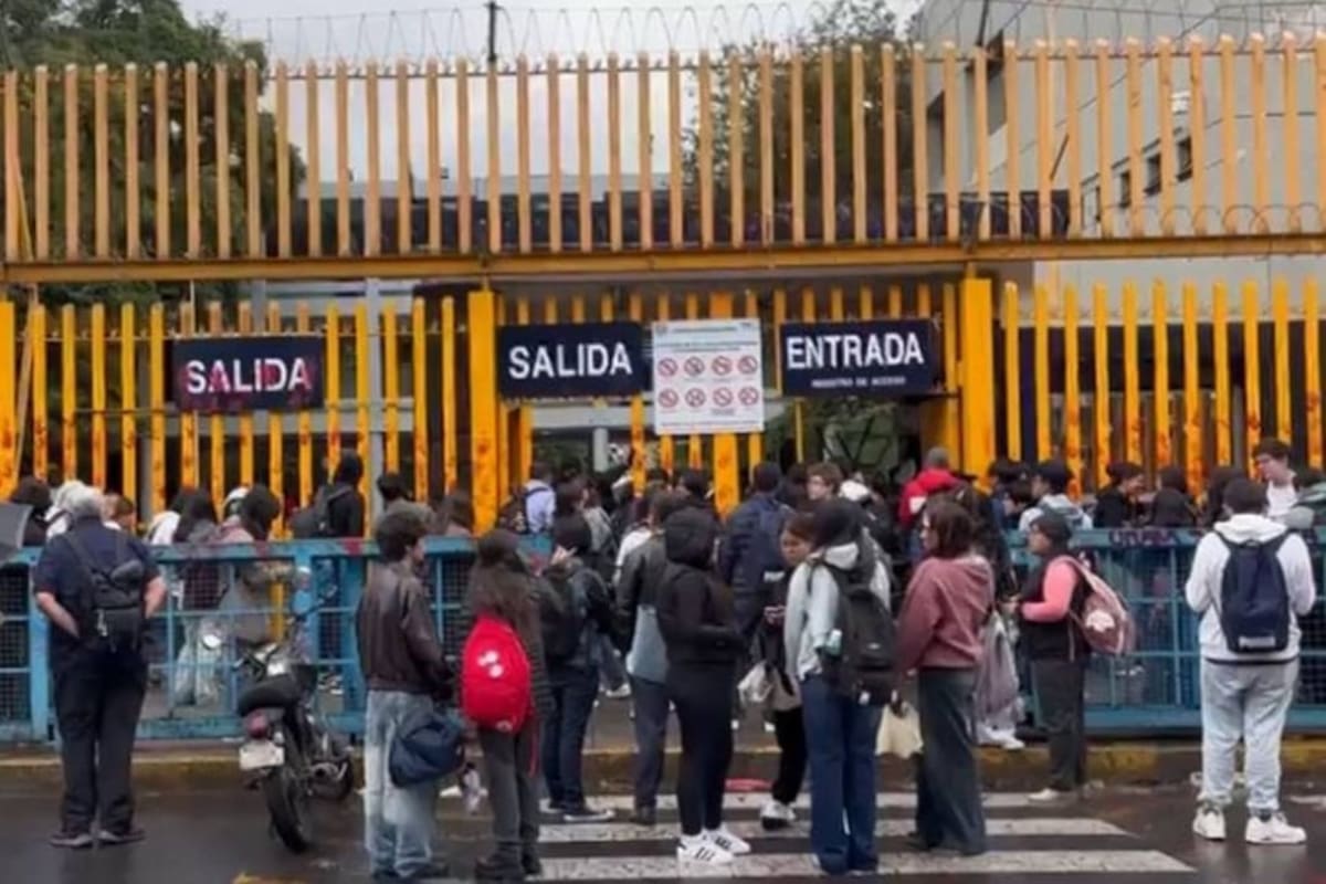 Toman jóvenes encapuchados la Preparatoria 8 de la UNAM tras presuntas agresiones policiales durante movilización en apoyo a Palestina