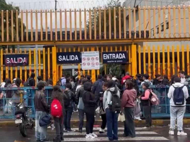 Toman jóvenes encapuchados la Preparatoria 8 de la UNAM tras presuntas agresiones policiales durante movilización en apoyo a Palestina