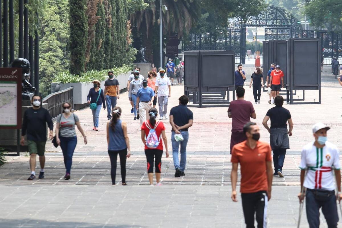Calles abarrotadas en CDMX, pese a semáforo epidemiológico naranja “al límite”