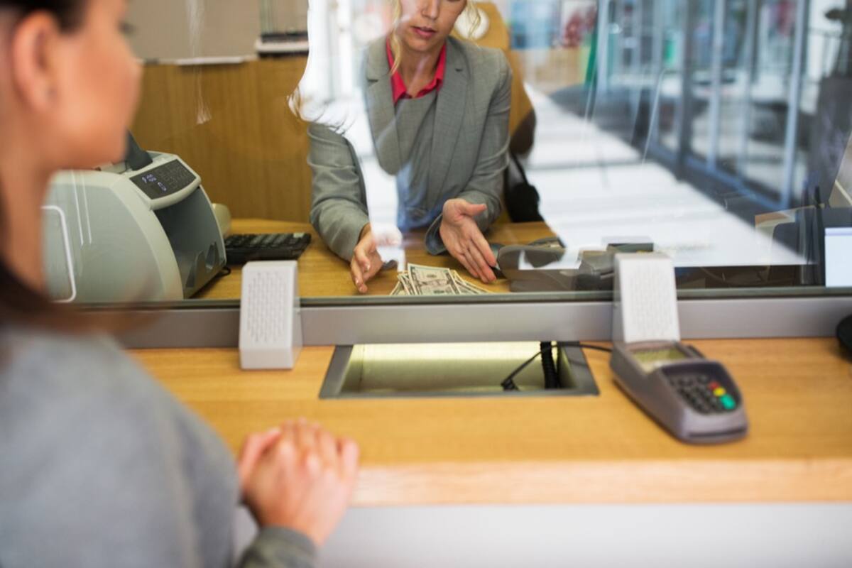 VIDEO | Mujer lleva el cadáver de su tío a un banco para solicitar retiro de fondos