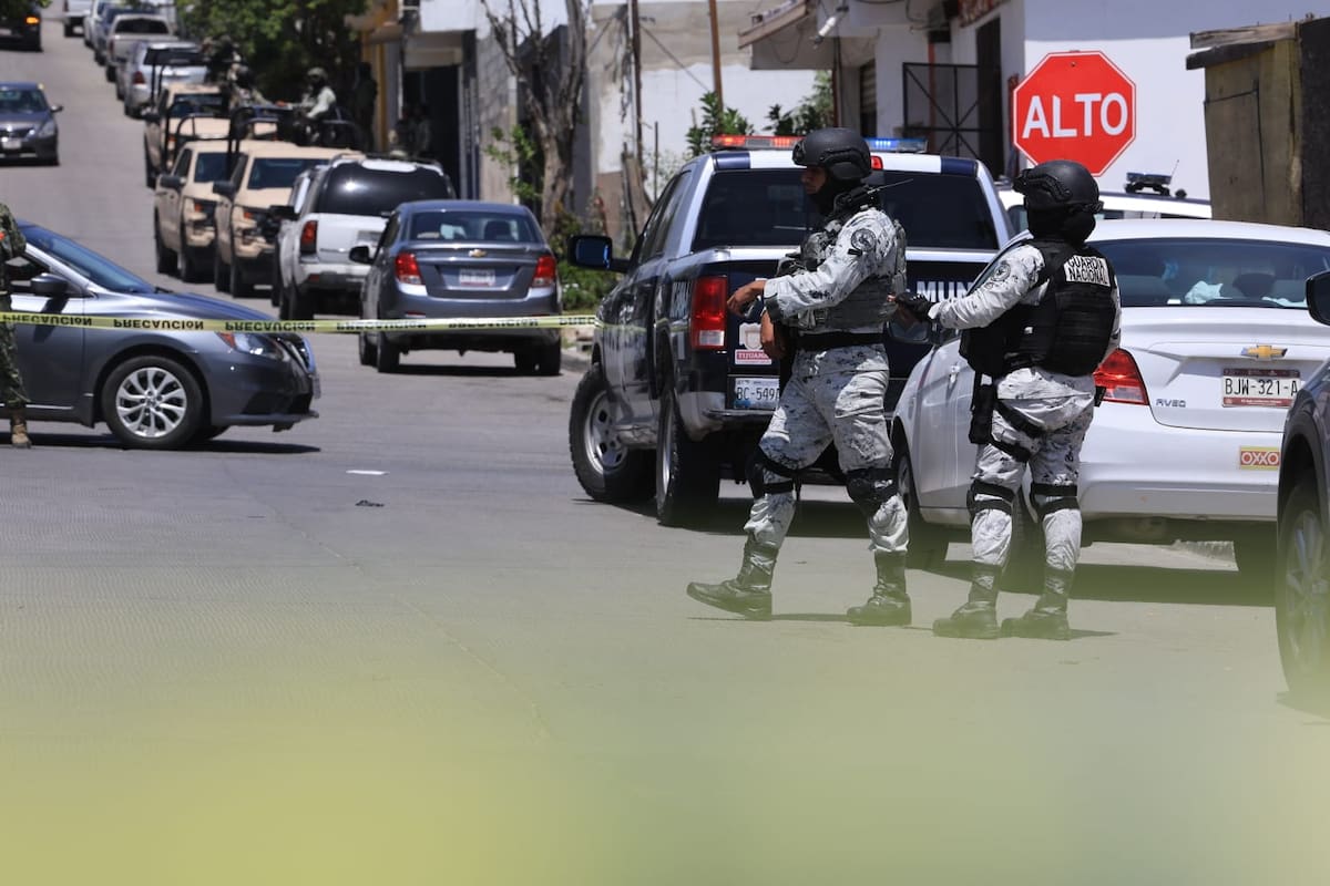 La víctima fue encontrada sentada en un escalón con una herida de bala en una pierna. Foto: Sergio Ortiz