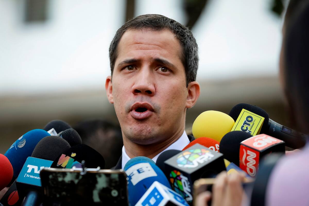 Es "presidente encargado" y líder de la oposición, dice España sobre Guaidó