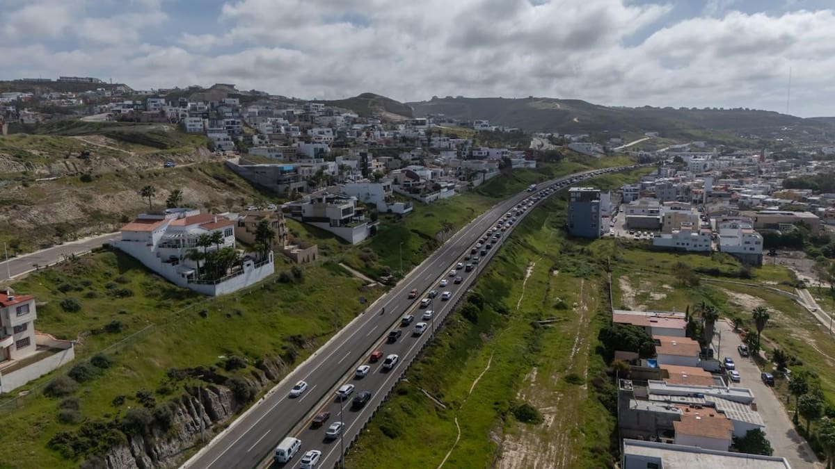 La alta afluencia vehicular hacia la zona costa provocó tráfico intenso la tarde de este sábado sobre la carretera escénica Tijuana-Ensenada, donde se observan largas filas de automóviles con dirección a Playas de Rosarito. Foto: BorderZoom