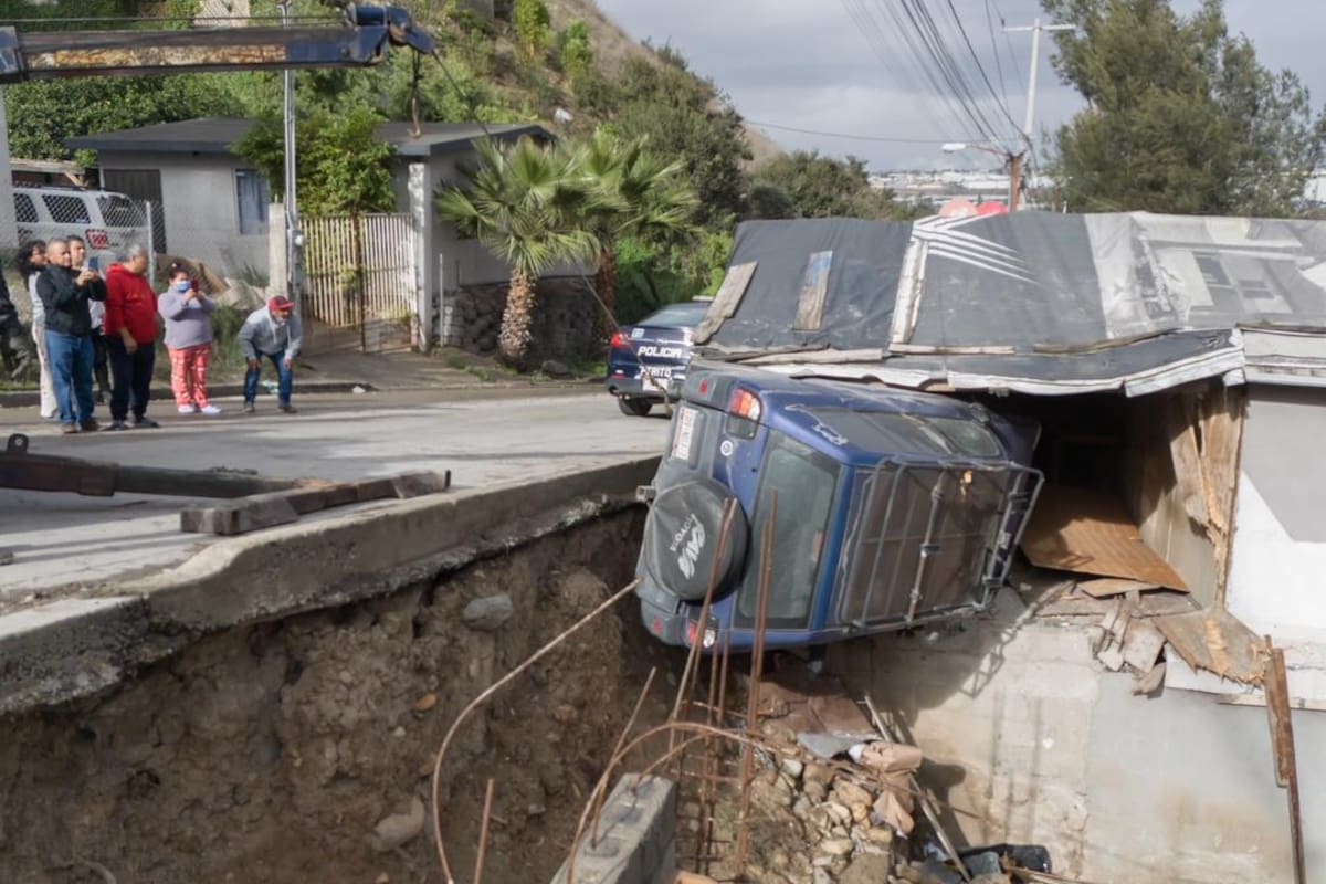 Vuelca camioneta y termina dentro de vivienda en Rinconada