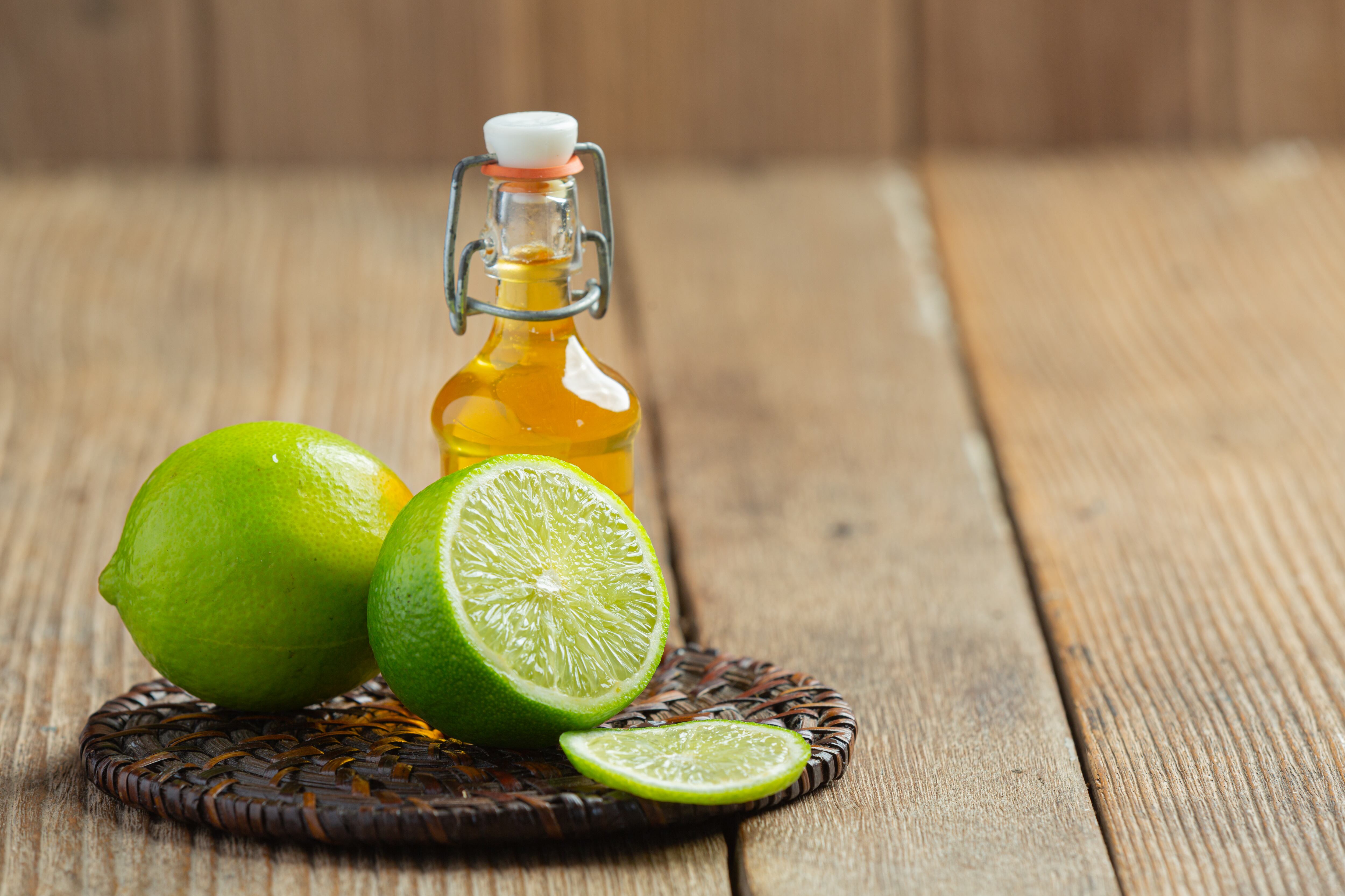 Aceite y limón para abrillantar muebles de madera | Foto: Freepik