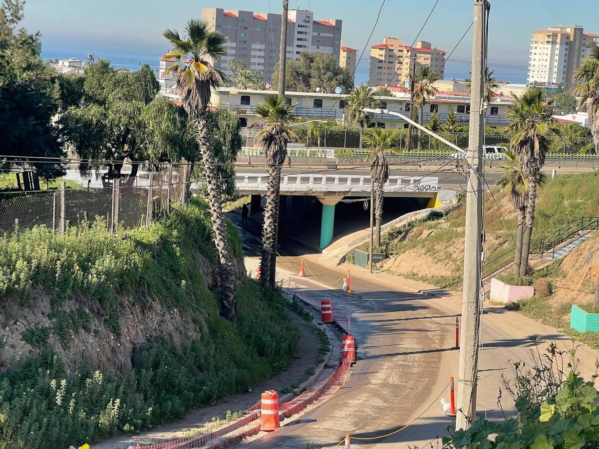 Derrames de aguas negras y una fuga de agua potable provocaron inundaciones y molestias a comerciantes en el bulevar Benito Juárez de Rosarito. Foto: Carmen Gutiérrez