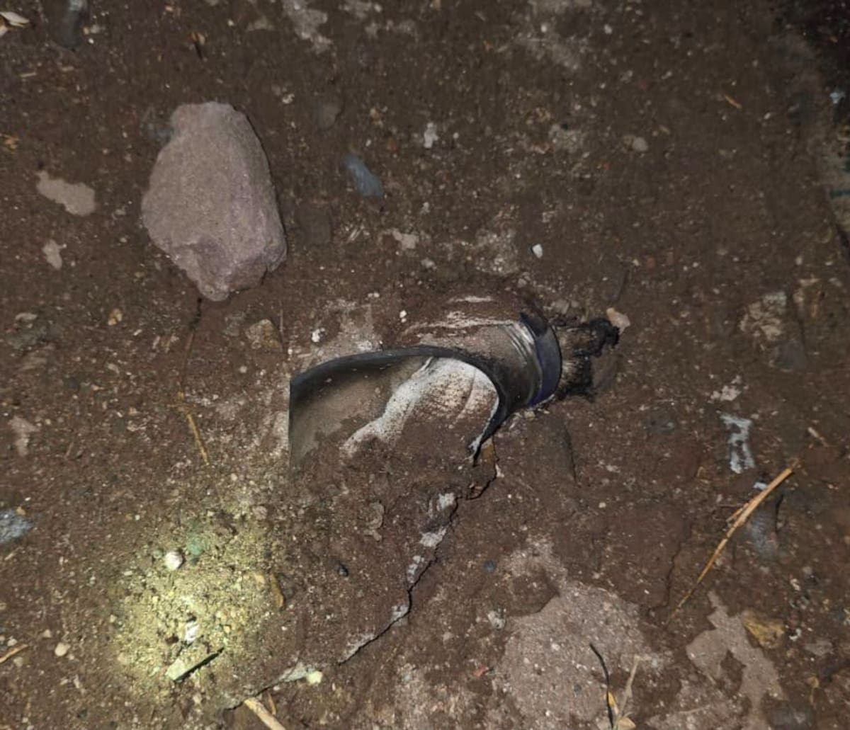 Una persona encapuchada habría arrojado un objeto incendiario contra una vivienda de Colinas de Rosarito; la propietaria logró apagar el fuego.
Fotos: Cortesía.