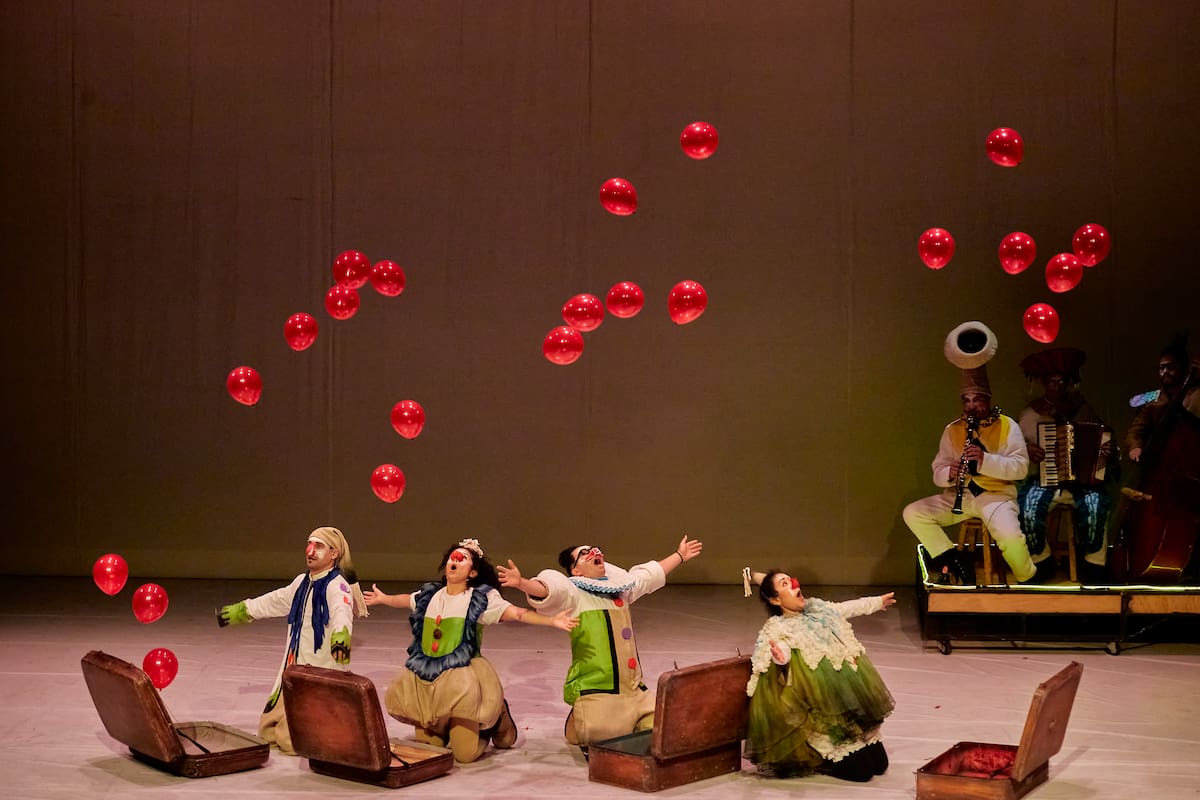 La puesta en escena combina el lenguaje físico, las artes circenses y la música en vivo. Foto: Cortesía