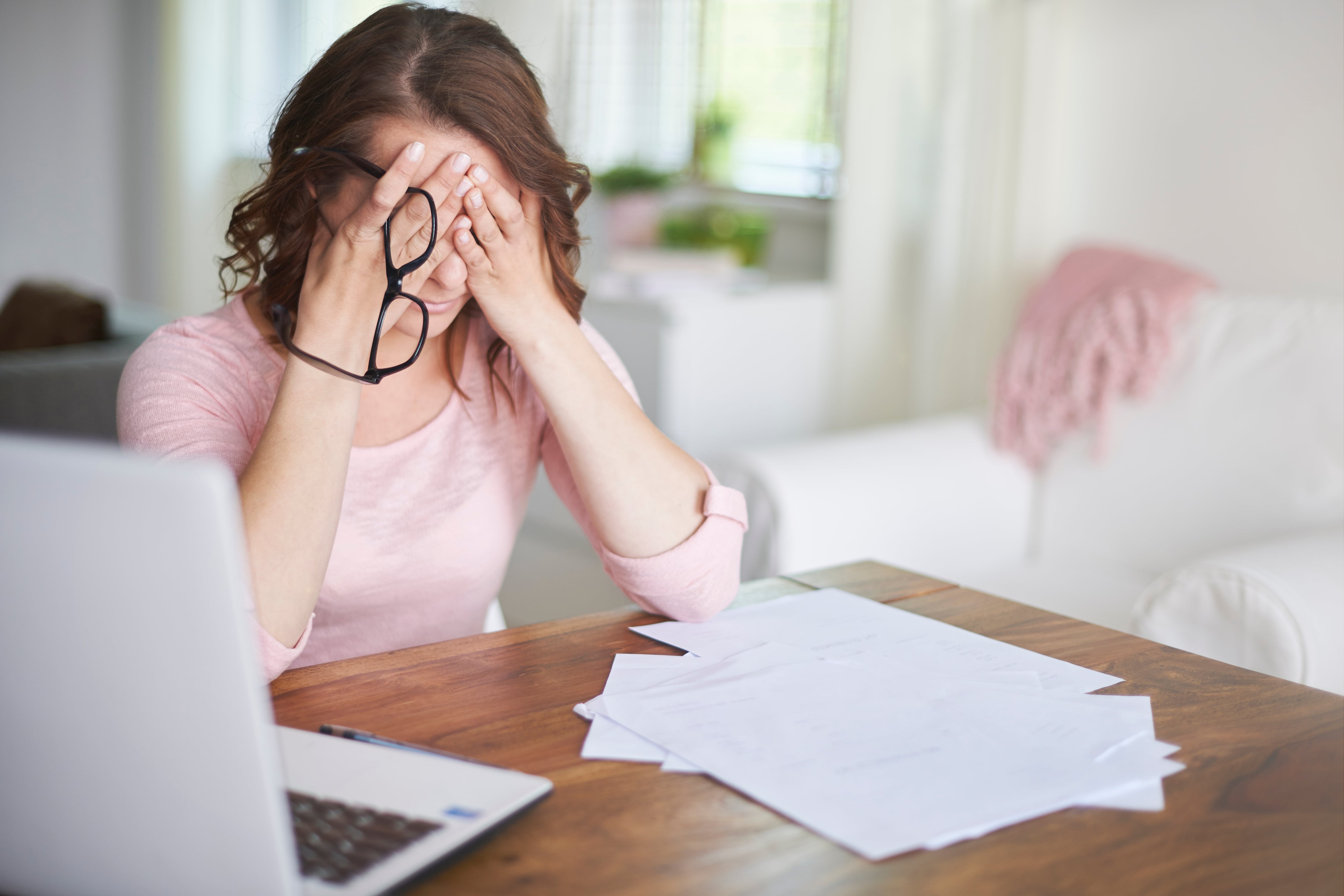 La falta de validación temprana puede dejar una huella de ambigüedad en su autoestima. | Freepik