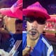 Bad Bunny es “ahorcado” por fan argentina y él le canta mirándola a los ojos en pleno concierto (VIDEO)