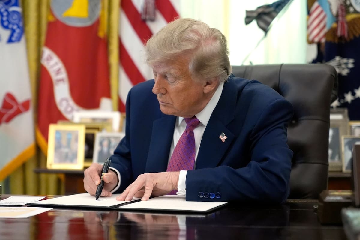 El presidente Donald Trump firma una orden ejecutiva en el Despacho Oval de la Casa Blanca, el jueves 27 de agosto de 2026, en Washington. | Crédito: AP/Manuel Balce Ceneta
