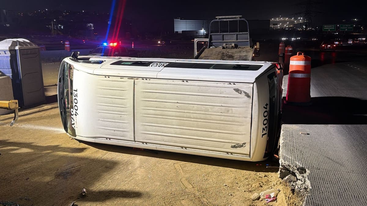 Dentro de la unidad fueron encontradas varias latas de cerveza tras el accidente registrado cerca de Paseos del Vergel. Foto: Border Zoom