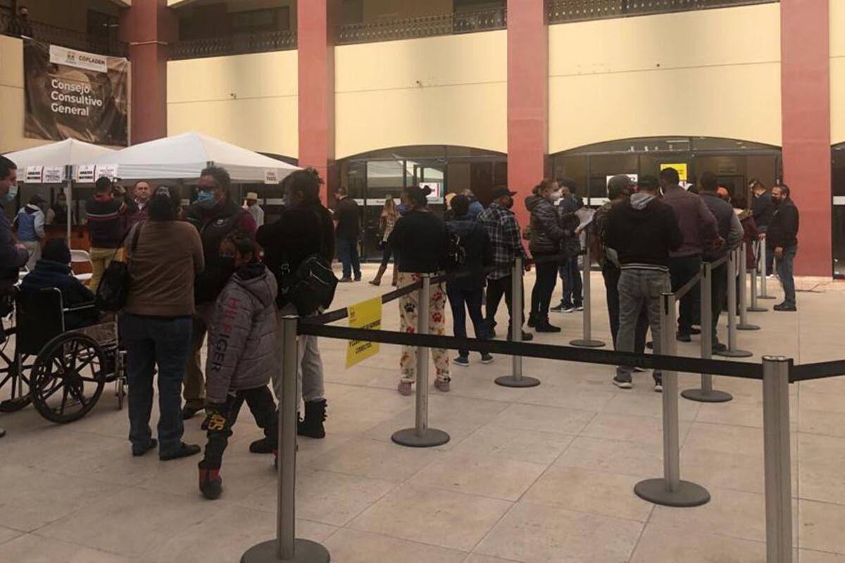Acuden decenas de rosaritenses a pagar el impuesto predial