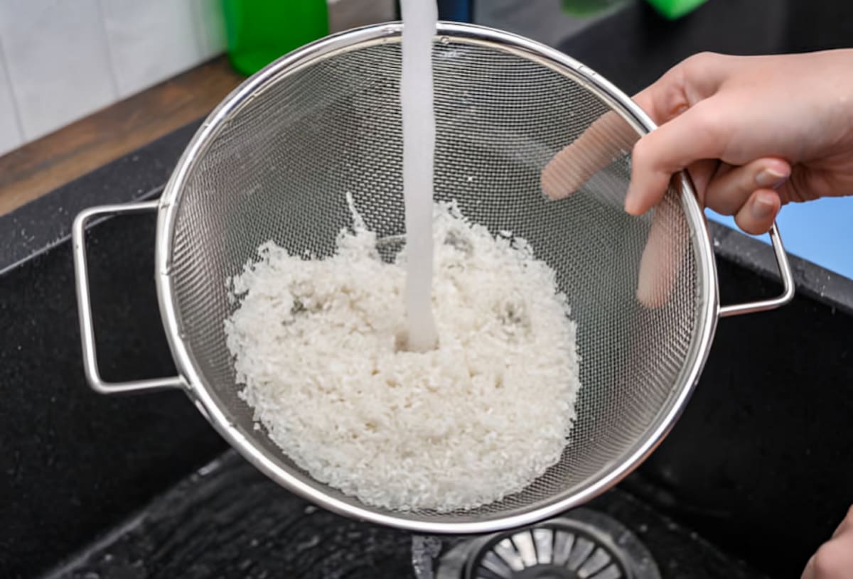 ¿Es seguro enjuagar el arroz en la misma olla?