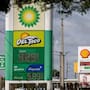 Conductores en Estados Unidos reducen viajes y cambian hábitos ante alza histórica de gasolina por guerra con Irán mientras crece presión económica y política rumbo a elecciones