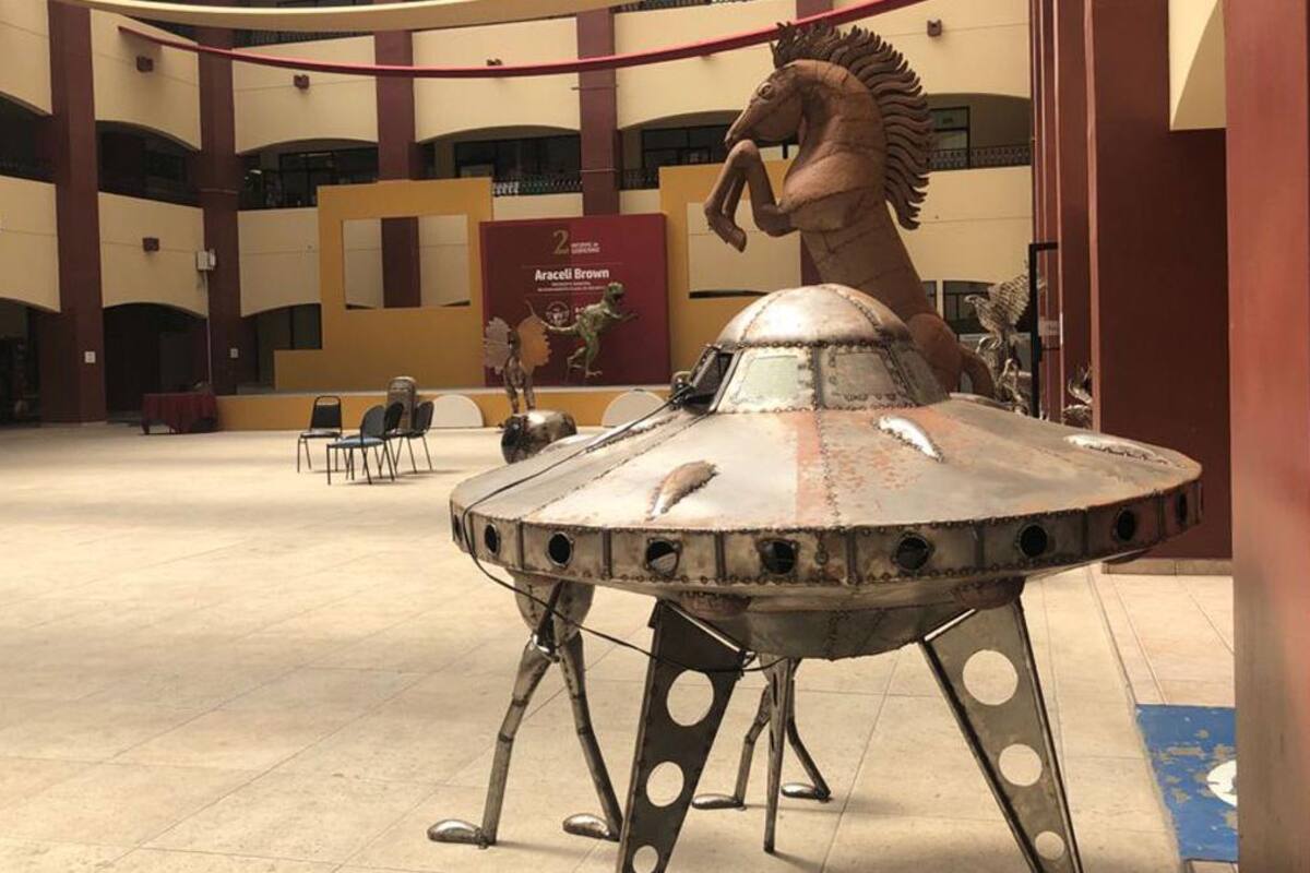 Exponen en Palacio Municipal de Rosarito figuras gigantes de hierro