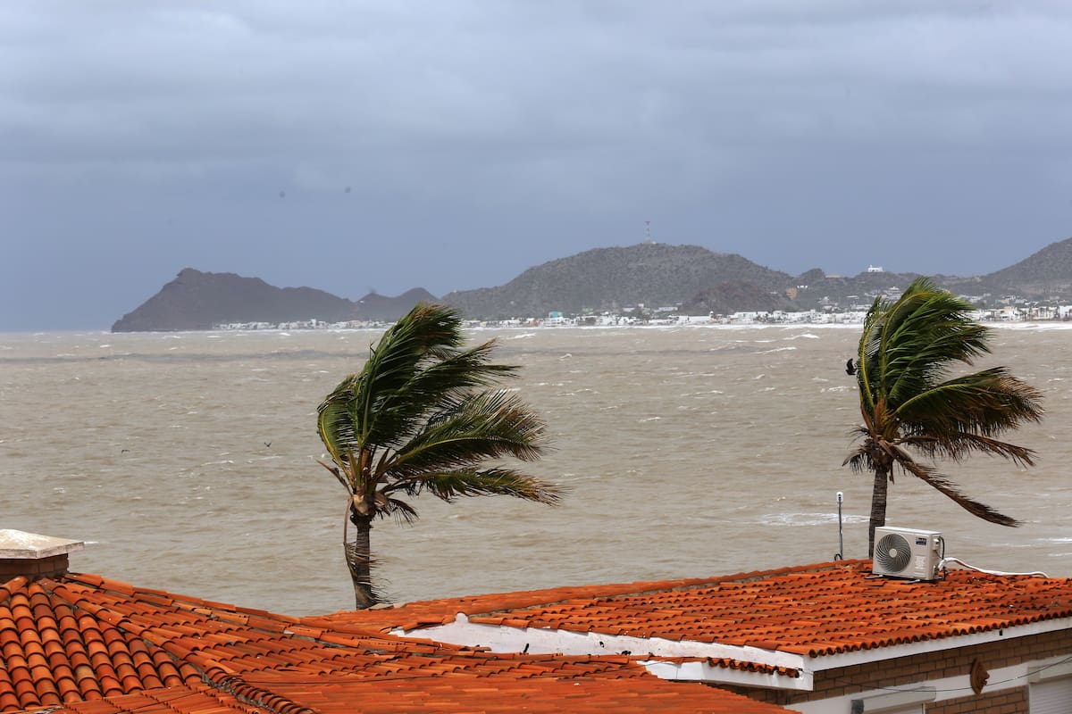 Tormenta tropical Norbert podría fortalecerse en los próximos días, pero continúa alejándose de México y por el momento no representa riesgo para Sonora