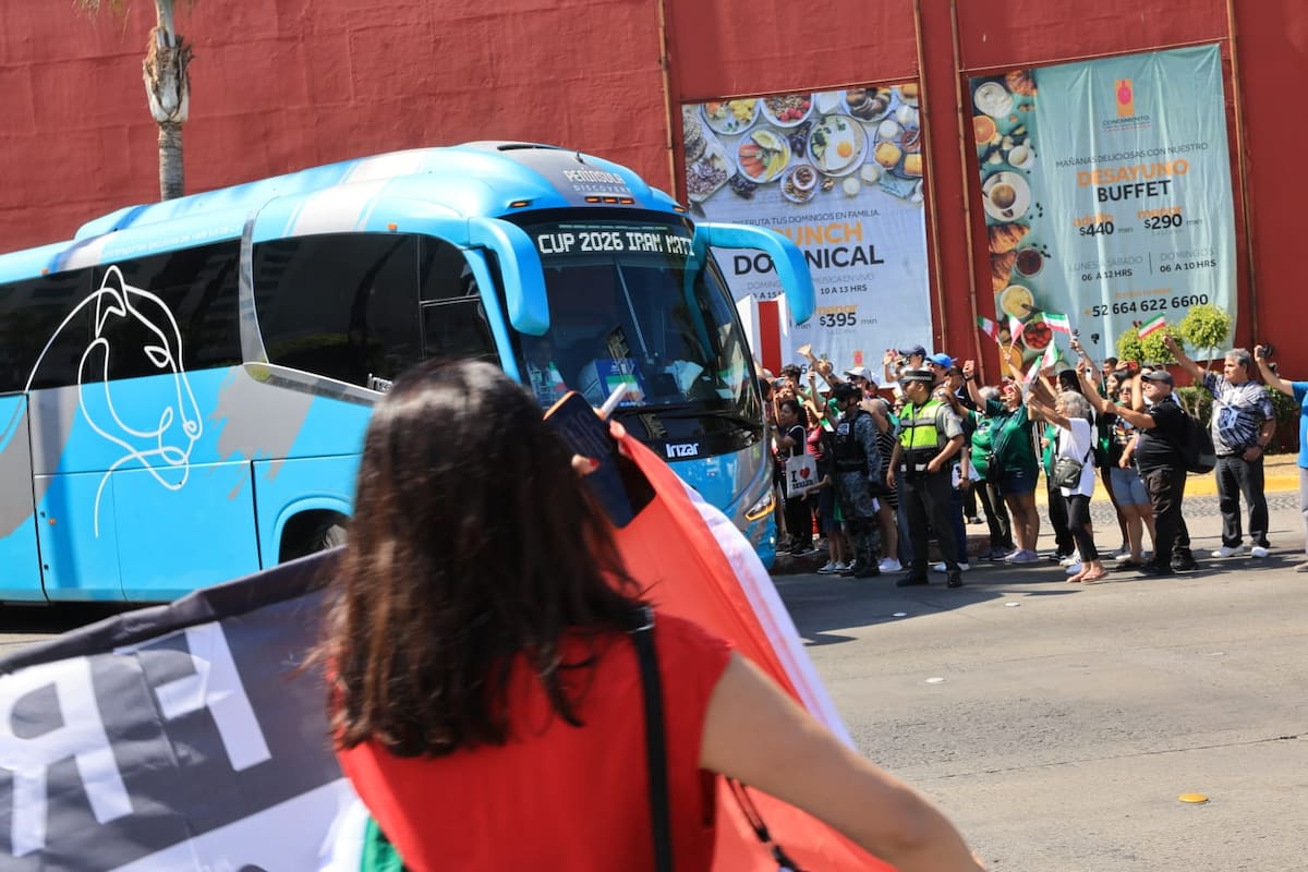 Decenas de seguidores se reunieron en Tijuana para despedir al conjunto iraní antes de su viaje a Los Ángeles, donde enfrentará a Nueva Zelanda en la Copa Mundial 2026. Foto: Sergio Ortiz