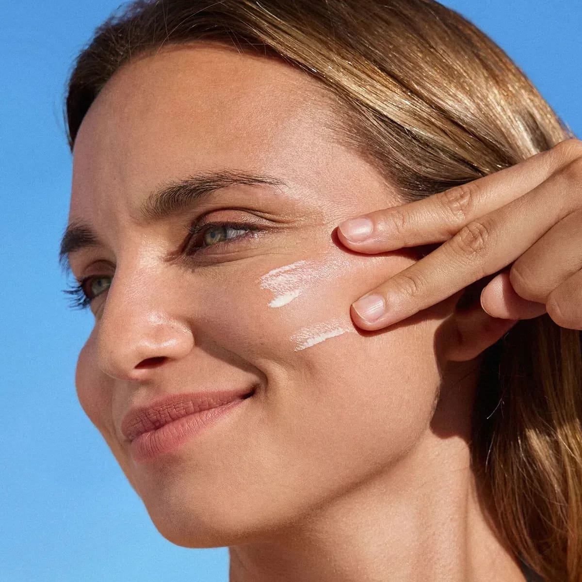 Su fórmula busca ofrecer una experiencia ligera, por lo que puede utilizarse antes del maquillaje o como último paso del cuidado facial durante el día. | Foto: Mercado Libre
