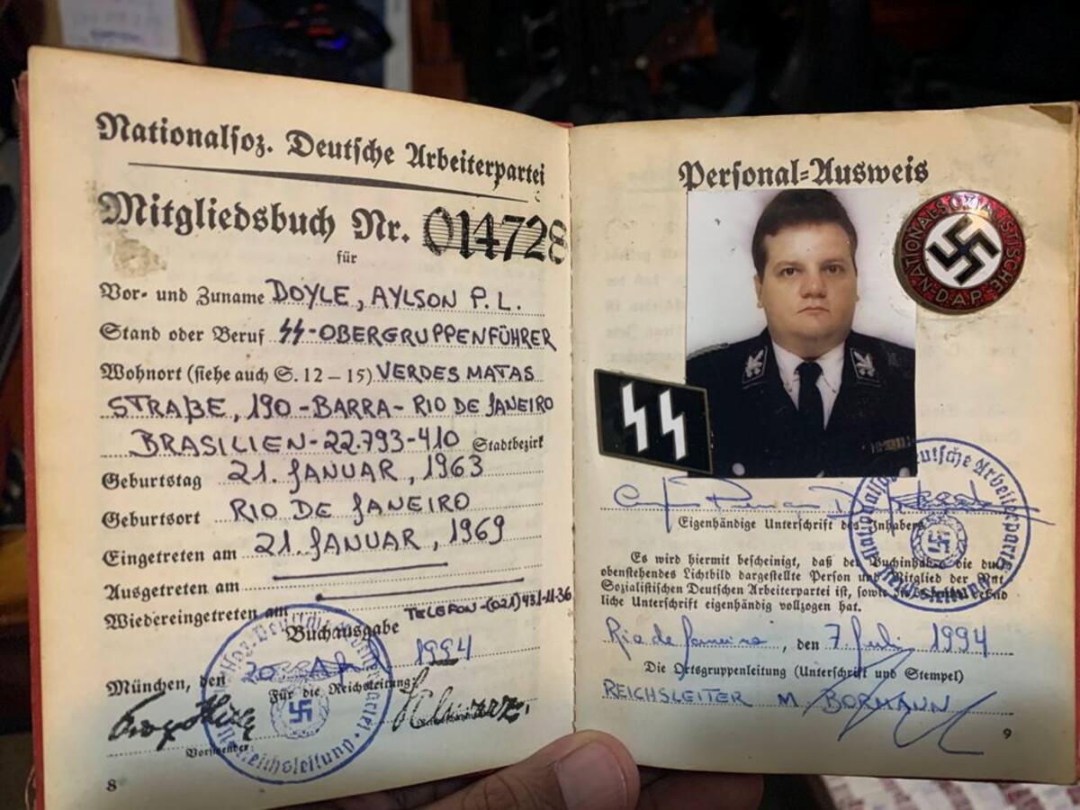 Un documento nazi en la casa de un presunto pedófilo en Río de Janeiro, Brasil, en esta fotografía publicada el 6 de octubre de 2021. Policia Civil de Río de Janeiro/vía REUTERS. ATENCIÓN EDITORES - ESTA IMAGEN HA SIDO ENTREGADA POR UN TERCERO. NO DISPONIBLE PARA REVENTA NI ARCHIVO. CREDITO OBLIGATORIO