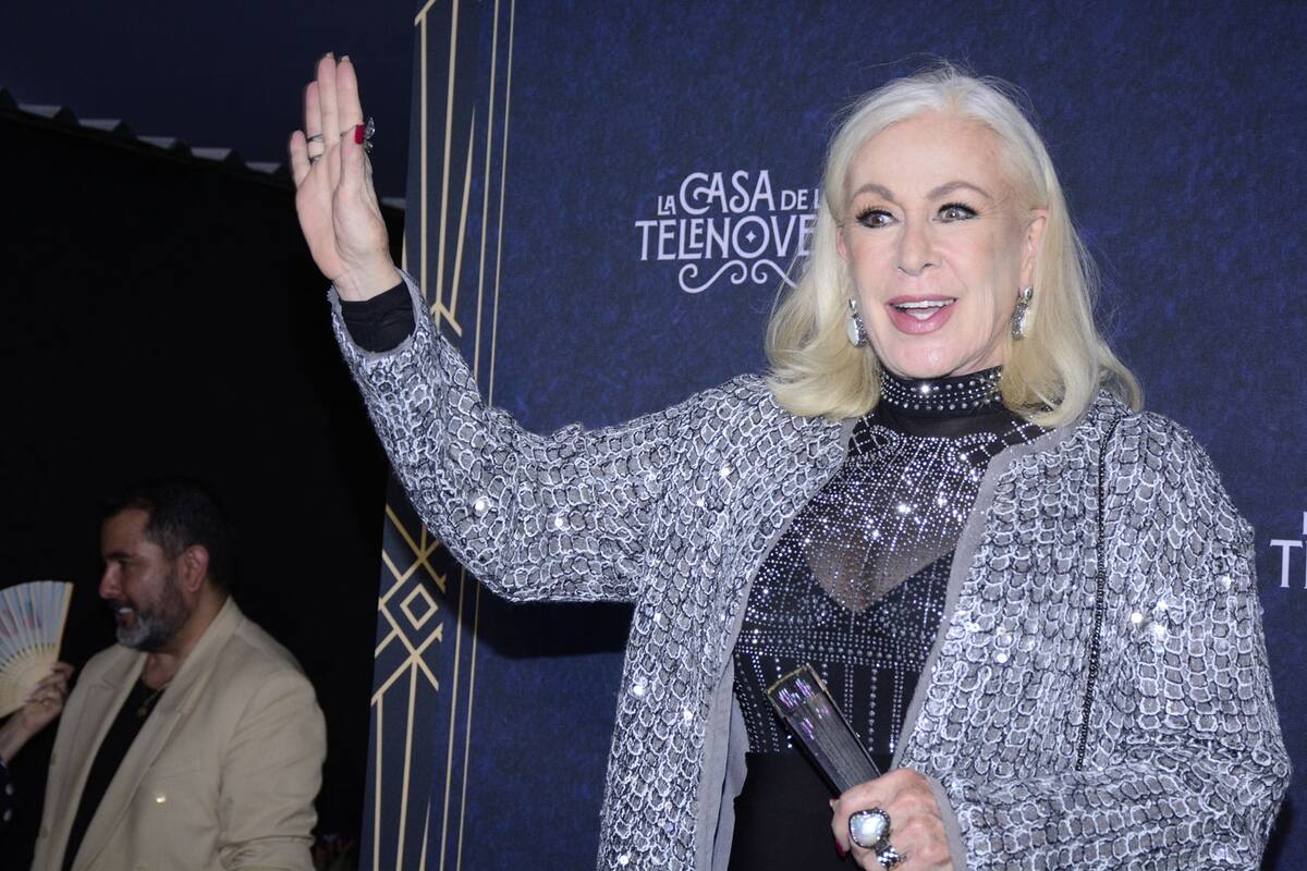 Laura Zapata desfiló en el estreno del remake "El extraño retorno de Diana Salazar".