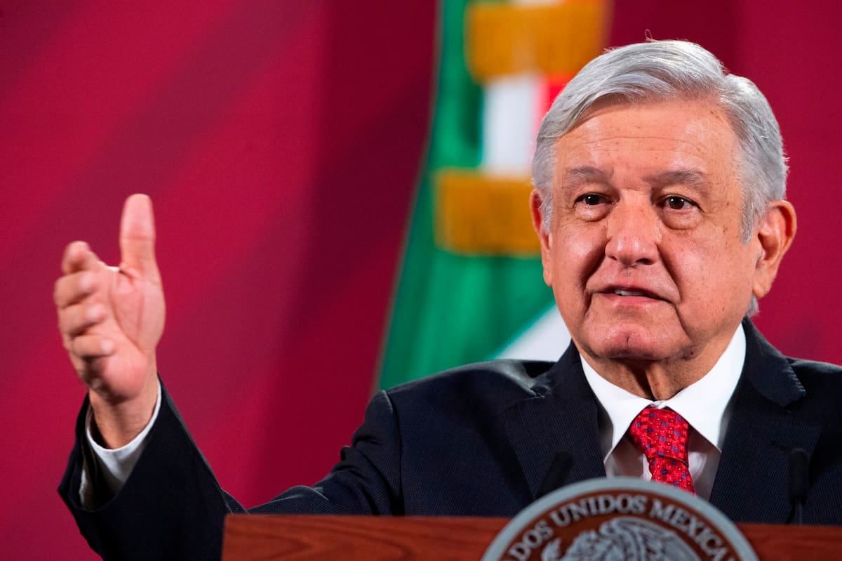 MEX1284. CIUDAD DE MÉXICO (MÉXICO), 18/05/2020.- Fotografía cedida por la presidencia de México, del presidente Andrés Manuel López Obrador durante una rueda de prensa este lunes, en el Palacio Nacional de Ciudad de México (México). López Obrador defendió este lunes el nuevo plan de la Secretaría de Energía (Sener) que limita la energía renovable al argumentar que su Gobierno defiende la industria energética contra el "saqueo". EFE/ Presidencia de México SÓLO USO EDITORIAL