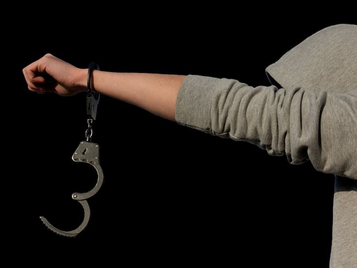 El gobierno sueco avanza con un plan para procesar penalmente a niños desde los 13 años en respuesta al reclutamiento forzado por bandas criminales