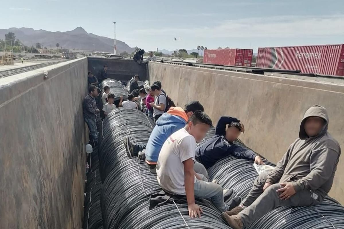 Rescatan a migrantes que iban en góndolas del tren en Empalme, Sonora
