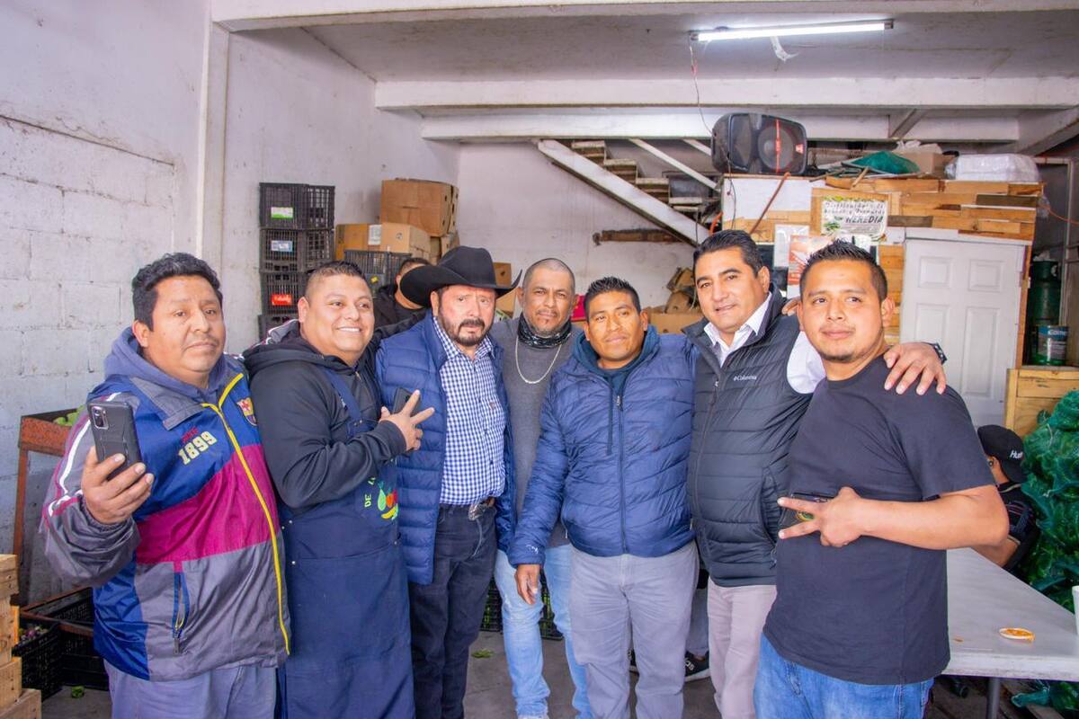 Se reúne Erik Morales con locatarios de mercado de abastos