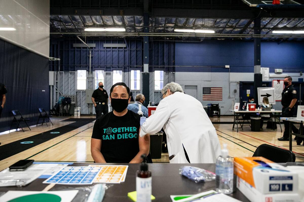 Alcalde de San Diego se vacuna contra Covid-19