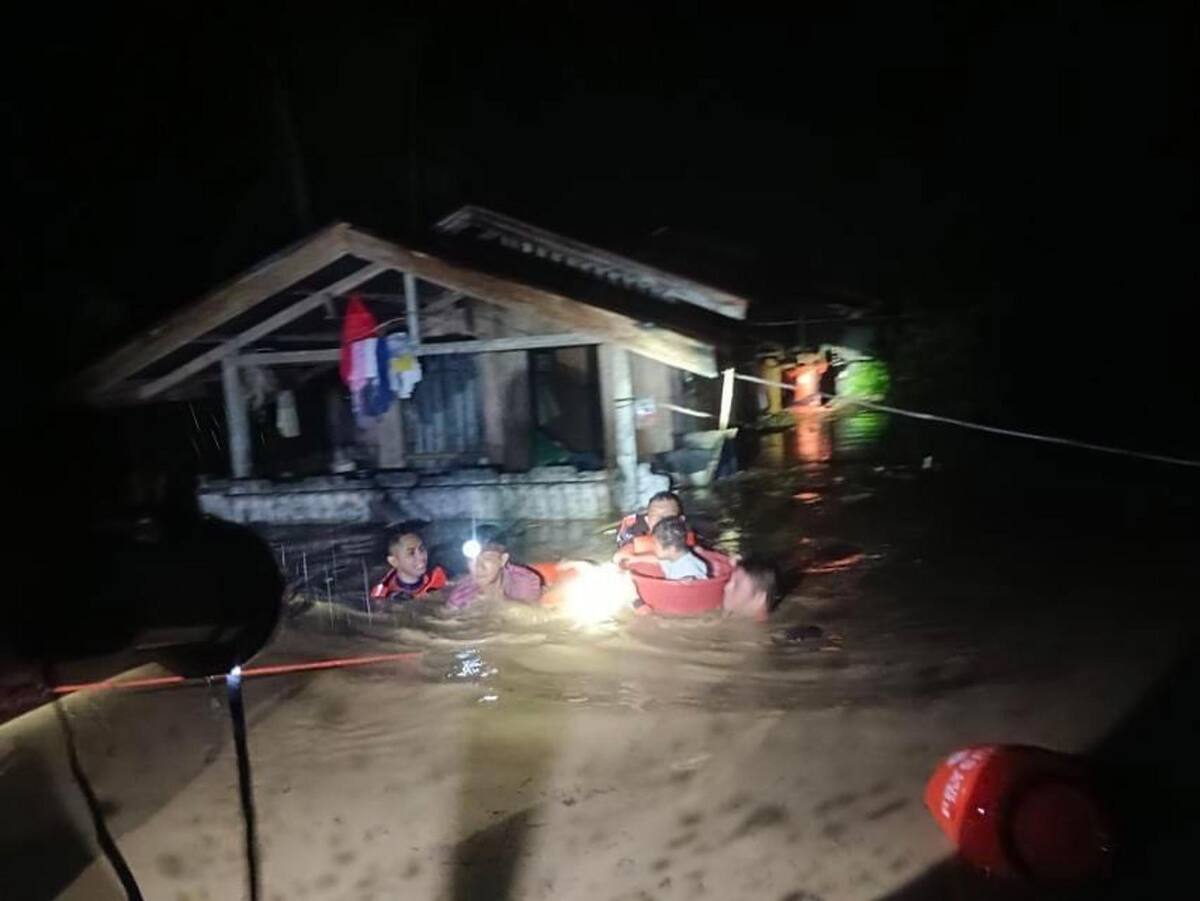 Ozamiz City (Philippines), 25/12/2022.- A handout photo made available by the Philippine Coast Guard (PCG) shows coast guard personnel evacuating residents from a flooded house on Christmas day in Ozamiz city, Misamis Occidental province, Philippines, 25 December 2022 (issued on 26 December 2022). Intense rain brought by a weather occurrence called 'ÄòShear line'Äô caused flooding in southern Philippines that resulted in the death of at least seven villagers. (Filipinas) EFE/EPA/PCG HANDOUT BEST QUALITY AVAILABLE HANDOUT EDITORIAL USE ONLY/NO SALES