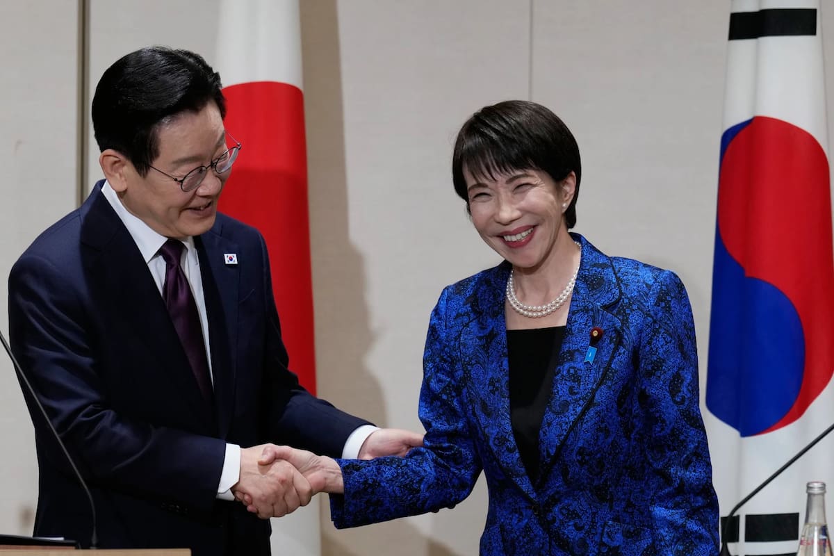 La primera ministra japonesa, Sanae Takaichi (derecha), y el presidente surcoreano, Lee Jae Myung, posan para una foto mientras se estrechan la mano durante su conferencia de prensa conjunta tras su conversación en Nara, en el oeste de Japón, el martes 13 de enero de 2026. (Foto AP/Eugene Hoshiko, Pool)