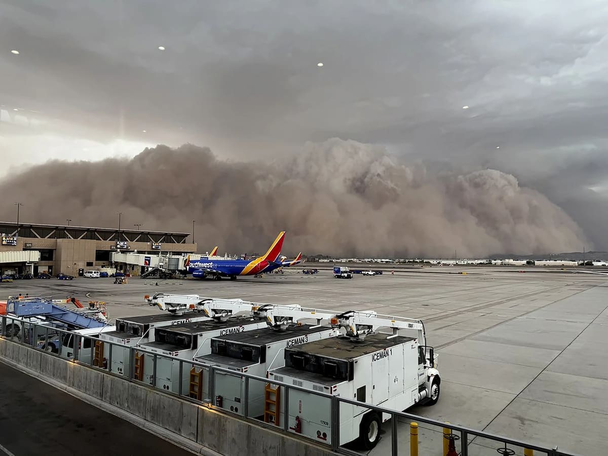 Esta foto proporcionada por la ciudad de Phoenix muestra una imponente nube de polvo en el Aeropuerto Internacional Phoenix Sky Harbor el lunes 25 de agosto de 2025. | Crédito: Ciudad de Phoenix vía AP