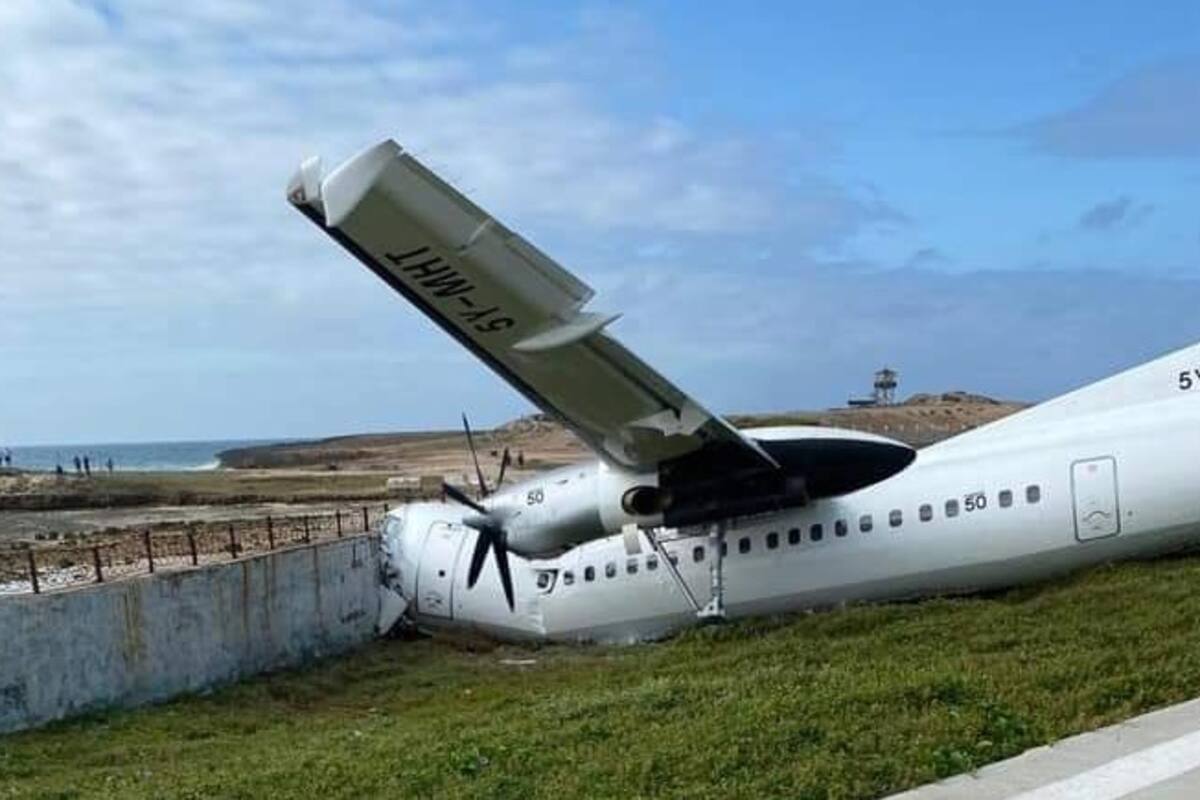 FOTOS: Avión se estrelló contra barda perimetral de un aeropuerto de Somalia y fueron rescatadas cinco personas