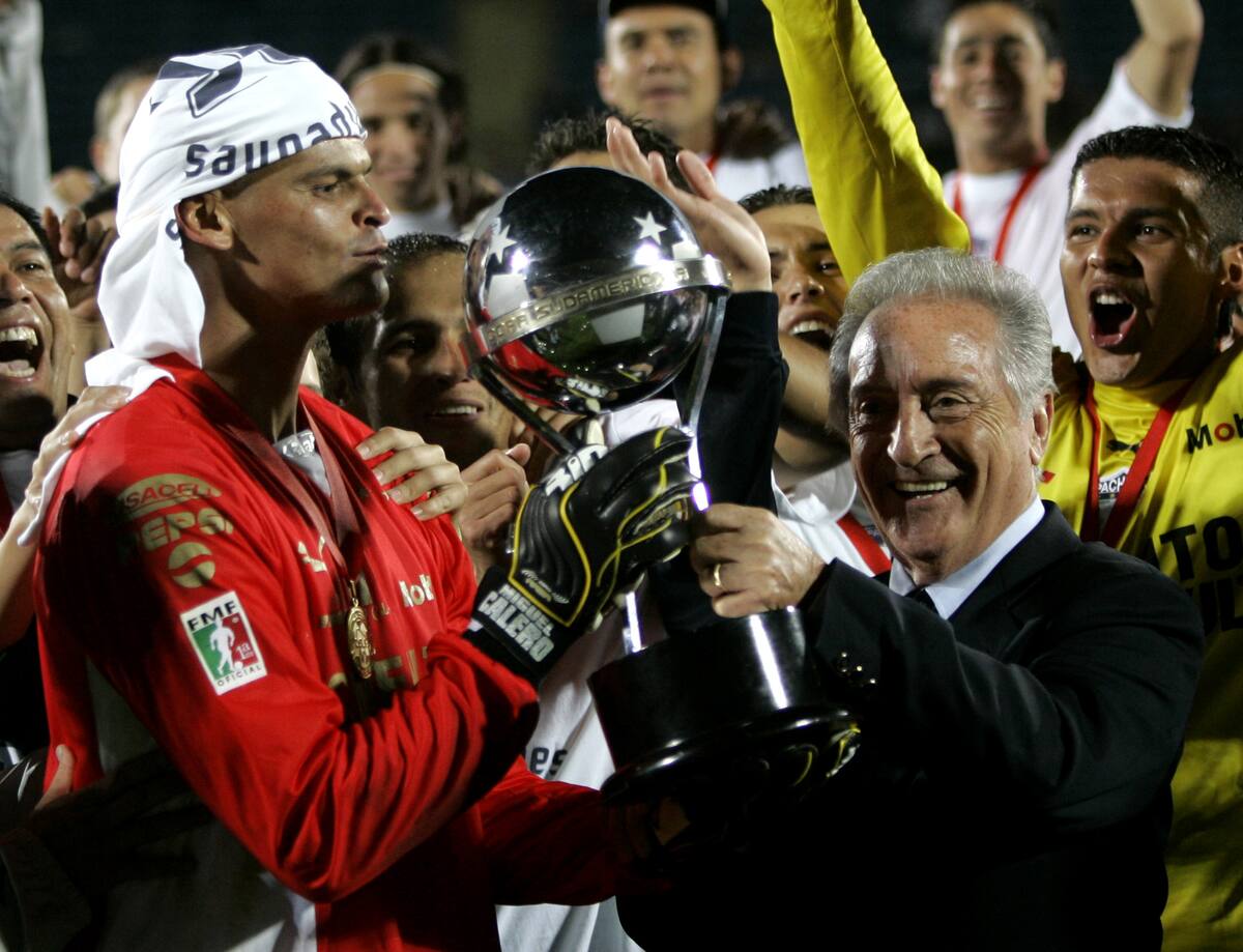 Miguel Ángel Calero recibe el título del Copa Sudamericana. (AP Photo/Roberto Candia)