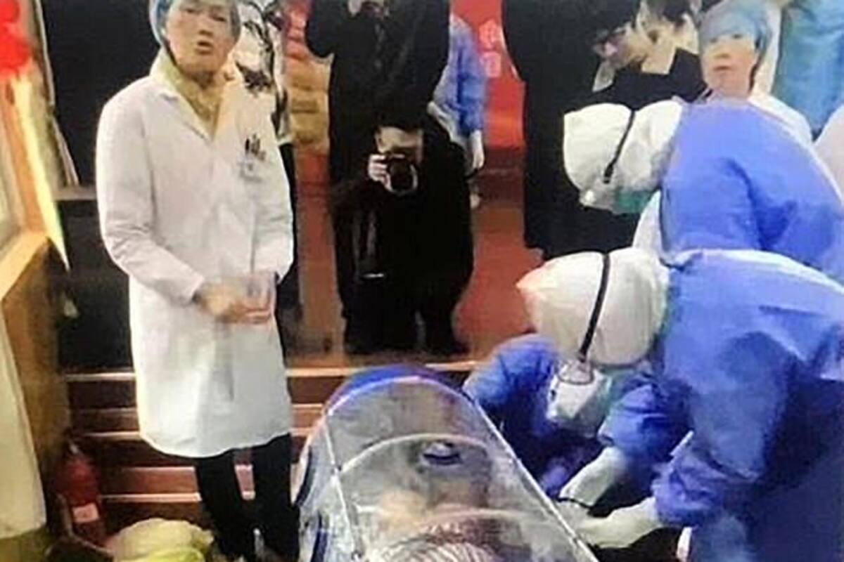 VIDEO: Dentro de un tubo de plástico, así trasladan a pacientes con coronavirus