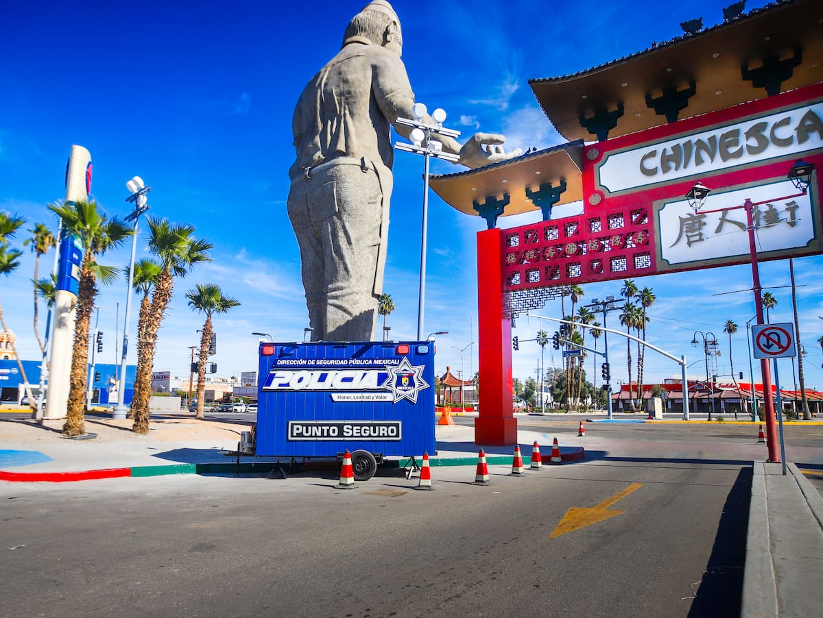 La semana comenzó con la instalación de un punto seguro junto al monumento al Cocinero Chino; sin embargo, a los pocos días fue sustituido por una unidad móvil, con el fin de garantizar la seguridad de quienes acuden a tomarse la fotografía.(Foto: Juan J. Morales)
