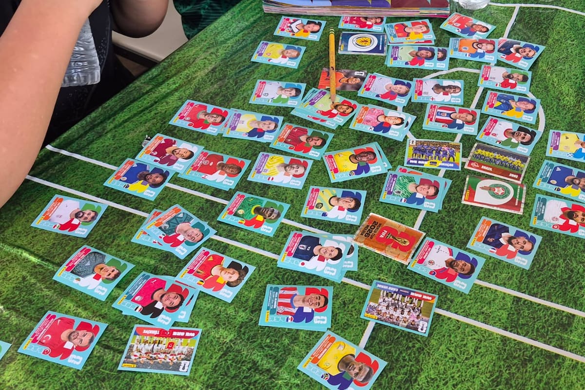 El intercambio de estampas mundialistas causa furor en el Baja Fut Fest de Mexicali