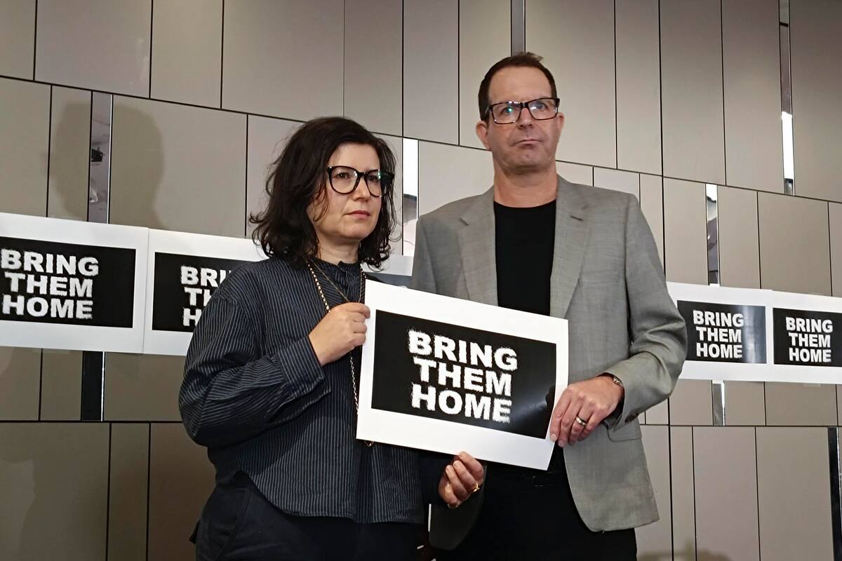 Dos familiares británico-isralíes de rehenes de Hamás hicieron este jueves en Londres un llamamiento desesperado a gobiernos, medios y comunidad internacional para "traerlos a casa" ante lo que tildaron de "otro Holocausto" y la "mayor crisis de rehenes que el mundo ha afrontado en décadas". EFE/ Guillermo Garrido