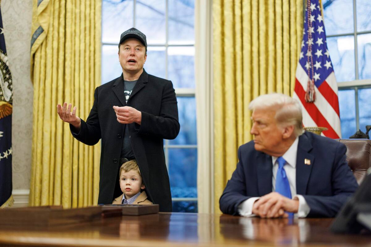 El empresario estadounidense y empleado especial del gobierno de EU, Elon Musk (izquierda), junto a su hijo X, y el presidente de EU, Donald J. Trump (derecha), hablan con los medios en la Oficina Oval de la Casa Blanca en Washington, D.C., EU, el 11 de febrero de 2025. | Crédito: EFE/EPA/Aaron Schwartz / POOL