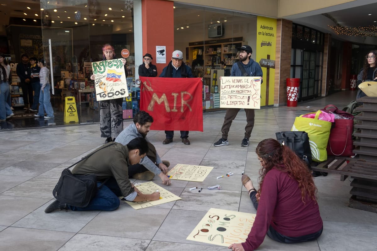 Integrantes del Frente Popular Revolucionario y del Movimiento de Izquierda Revolucionaria protestaron en Tijuana contra la intervención del presidente Donald Trump en el arresto de Nicolás Maduro. Foto: Border Zoom