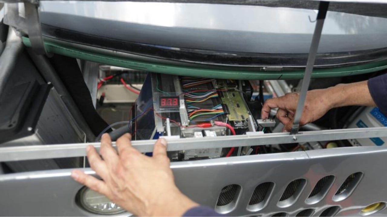 El Hidrobinisa es un prototipo desarrollado por investigadores del Cinvestav que genera la electricidad para mover su motor mediante una pila de combustible de hidrógeno.